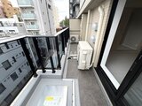 ビューテラス茗荷谷 洗濯機置き場と室外機を備えたバルコニーの様子