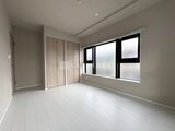 ビューテラス茗荷谷 白を基調とした落ち着きのある洋室、大きな窓から採光が入る空間