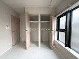 ビューテラス茗荷谷 明るい洋室に二つの大型クローゼットと窓からの採光が広がる空間