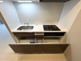 ビューテラス茗荷谷 シンク、ガスコンロ、調理スペースを備えたコンパクトキッチン