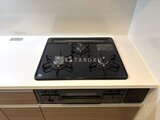 ビューテラス茗荷谷 黒いガスコンロが設置されたシステムキッチンの天板