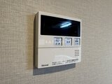 ビューテラス茗荷谷 白い天板と鏡を備えたモダンな洗面化粧台