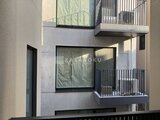 ビューテラス茗荷谷 隣接する建物と青空が広がる窓からの眺望