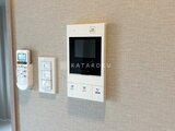 ビューテラス茗荷谷 壁掛けのインターホンと照明スイッチが設置された玄関周り