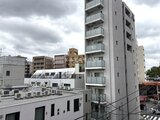 ビューテラス茗荷谷 周辺建物に囲まれた都市環境から見たマンション外観