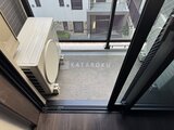 ビューテラス茗荷谷 バルコニーに設置されたエアコン室外機と通風口