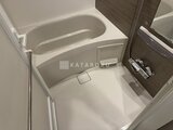 ビューテラス茗荷谷 白基調で清潔感あるバスルーム、浴槽と洗い場が広めに配置