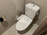ビューテラス茗荷谷 温白色の壁に統一されたモダンなトイレ室内