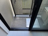 ビューテラス茗荷谷 明るく開放的なテラス空間と黒いルーバー仕様の屋根
