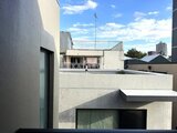 ビューテラス茗荷谷 コンクリート打ちっ放しのモダンなテラスから見た都市景観