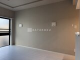 ビューテラス茗荷谷 落ち着いた色合いの壁と白い床材が特徴の空間