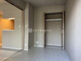 ビューテラス茗荷谷 明るいリビングダイニングから見たクローゼット付きの洋室