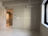 ビューテラス茗荷谷 大きな窓から光が入る落ち着いた印象の洋室