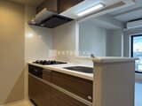 ビューテラス茗荷谷 明るい印象のキッチンとカウンター付きのリビング空間