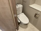 ビューテラス茗荷谷 温かみのある木調ドアと淡色壁で統一されたトイレ空間