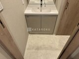 ビューテラス茗荷谷 洗面化粧台と収納付き洗面所の明るい空間