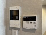 ビューテラス茗荷谷 モニター付きインターホンと給湯器リモコンが備わった壁面