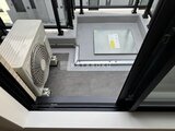 ビューテラス茗荷谷 バルコニーに設置されたエアコン室外機と通気口の様子