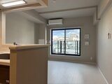 ビューテラス茗荷谷 開放的な窓から都市景観を望むリビングダイニング空間