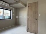 ビューテラス茗荷谷 明るい窓からの採光が心地よいシンプルな洋室