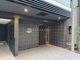 アスマチメゾン両国2 建物エントランスのモダンなタイル張り外観と照明