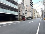 アスマチメゾン両国2 前面道路から見た建物と周辺街並み