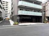 アスマチメゾン両国2 前面道路から見たモダンなガラスバルコニー付き建物外観