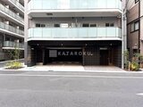 アスマチメゾン両国2 前面道路から見たモダンな建物のエントランス