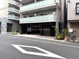 アスマチメゾン両国2 前面道路から見たモダンなエントランスと駐車場の外観