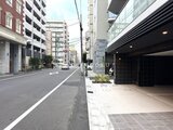 アスマチメゾン両国2 前面道路から見た建物エントランス周辺の街並み