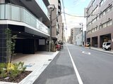 アスマチメゾン両国2 前面道路から見た建物エントランスと駐車場の様子