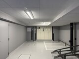 アスマチメゾン両国2 明るい照明の共用ガレージ、複数台の駐車スペースが整備された様