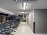 アスマチメゾン両国2 明るい照明に照らされた共用廊下と駐輪スペースの様子