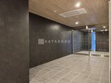 アスマチメゾン両国2 モダンな浴室エリア、ダークトーンの壁とグレイッシュなタイル床