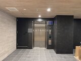 アスマチメゾン両国2 モダンな黒を基調とした共用部のエレベーターホール