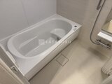 アスマチメゾン両国2 白い浴槽が配置されたバスルーム空間