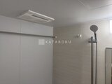 アスマチメゾン両国2 シンプルなデザインの浴室内、天井には浴室換気乾燥機付き