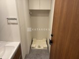 アスマチメゾン両国2 トイレ室内のホワイトと木目調でまとめた清潔感のある空間