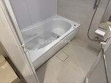 アスマチメゾン両国2 落ち着いた色調の浴室に設置された白い浴槽