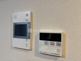 アスマチメゾン両国2 インターフォンと給湯器リモコンが並んで設置された玄関周りの様