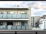 アスマチメゾン両国2 バルコニー付きの2階建て住宅と周辺の街並みの様子