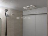 アスマチメゾン両国2 浴室天井に換気乾燥機を備えた、モダンなバスルーム