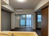 アスマチメゾン両国2 開放的なバルコニーから都市景観を眺めるリビングダイニング