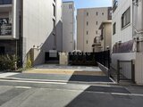 OAKLANCE森下2 黒いフェンスと植栽で囲まれた開放的なエントランス空間