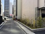 OAKLANCE森下2 建物側に植栽を配置した落ち着いた印象のアプローチ通路