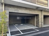 OAKLANCE森下2 石張り外壁とモダンな駐車場入口の建物外観