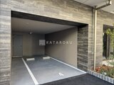 OAKLANCE森下2 石目調のタイル張りの壁が印象的なガレージの様子
