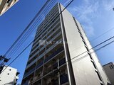 OAKLANCE森下2 青空を背景に見上げた、モダンなマンションの外観