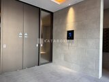 OAKLANCE森下2 モダンな石張りが配された共用廊下とエレベーター