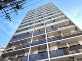 OAKLANCE森下2 青空を背景に撮影したマンション外観の縦構図